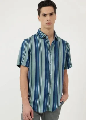 Men Spread Collar Vertical Striped Casual Shirt